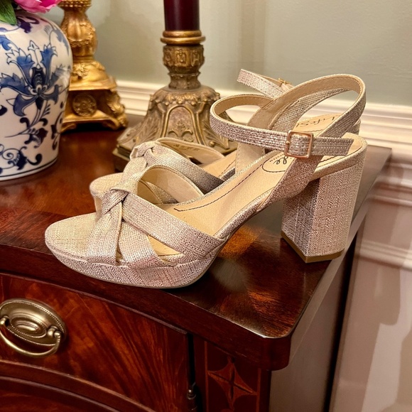 EUC LifeStride Lucky Metallic Gold Platform Chunky Heel Sandals Shoes Size 6.5 - Picture 3 of 6